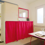 Möbel mit rotem Vorhang
